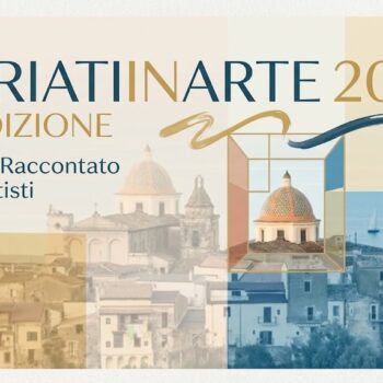Copertina grafica per l'articolo su CariatiInArte 2026 con vista panoramica sul borgo di Cariati e la cattedrale affacciata sul mare.