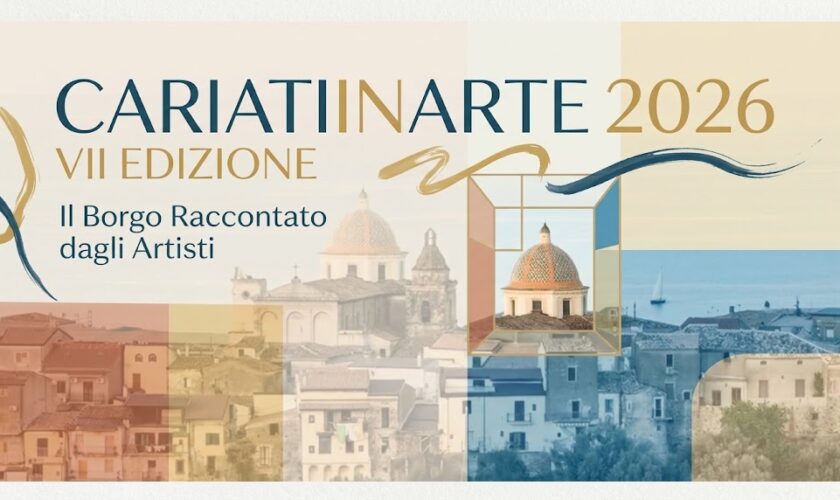 Copertina grafica per l'articolo su CariatiInArte 2026 con vista panoramica sul borgo di Cariati e la cattedrale affacciata sul mare.