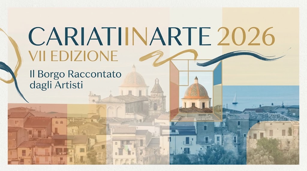 Copertina grafica per l'articolo su CariatiInArte 2026 con vista panoramica sul borgo di Cariati e la cattedrale affacciata sul mare.
