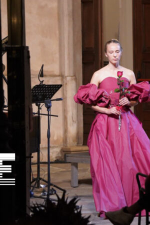 SoeVe – L’essenza della forma al Castello Ducale di Corigliano: oltre 200 persone all’Opening Experience della mostra dedicata a Sonia Quercia.