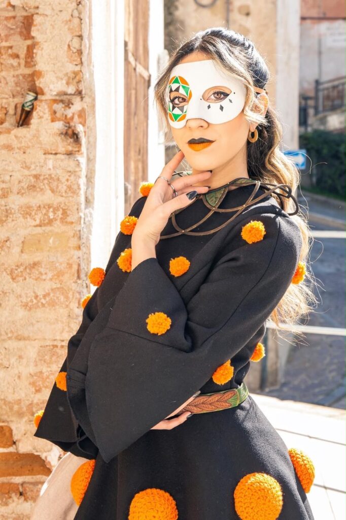 Modella che indossa una maschera e abito artigianale di Alteo Lab Artigianato
